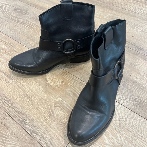 KRBONELL black leather pointy toe buckle boots - Picture 3 of 13